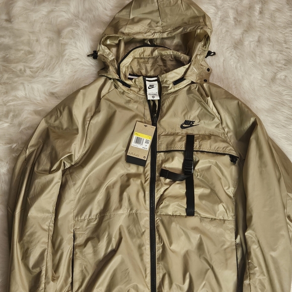 MEN'S NIKE SPORTSWEAR TECH WOVEN PACKABLE LINED JACKET - Picture 2 of 8